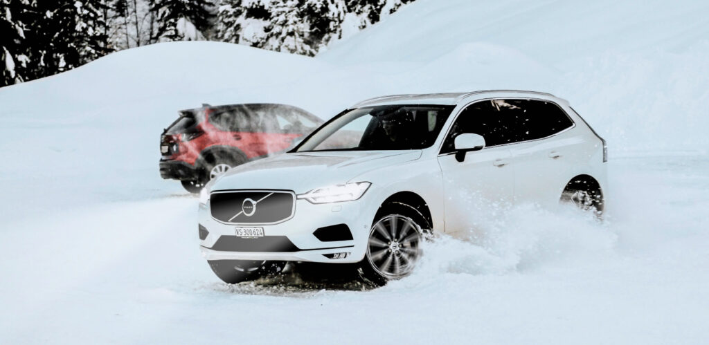 Coche en la nieve con neumáticos de Invierno